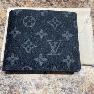 New inspired men's wallet. Smoke free home.